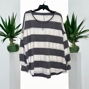 2x1 Crown & Ivy Oversized Gray and White Long Sleeve Sweatshirt